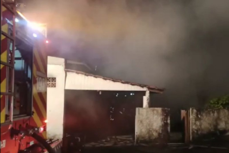 BOMBEIROS DE  BIGUAÇU E SÃO JOSÉ ATENDEM INCÊNDIO NO BAIRRO SERRARIA