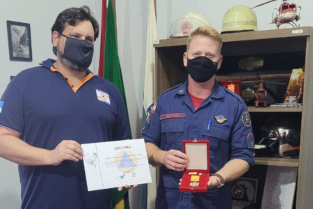 BOMBEIROS MILITARES RECEBEM MEDALHA DA DEFESA CIVIL DE BARRA VELHA