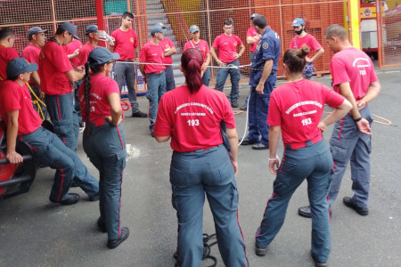 TREINAMENTO COM OS BOMBEIROS COMUNITÁRIOS EM ITAJAÍ