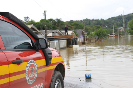 PREVISÃO DE TEMPORAIS EXIGE CUIDADOS EM SITUAÇÕES DE RISCO