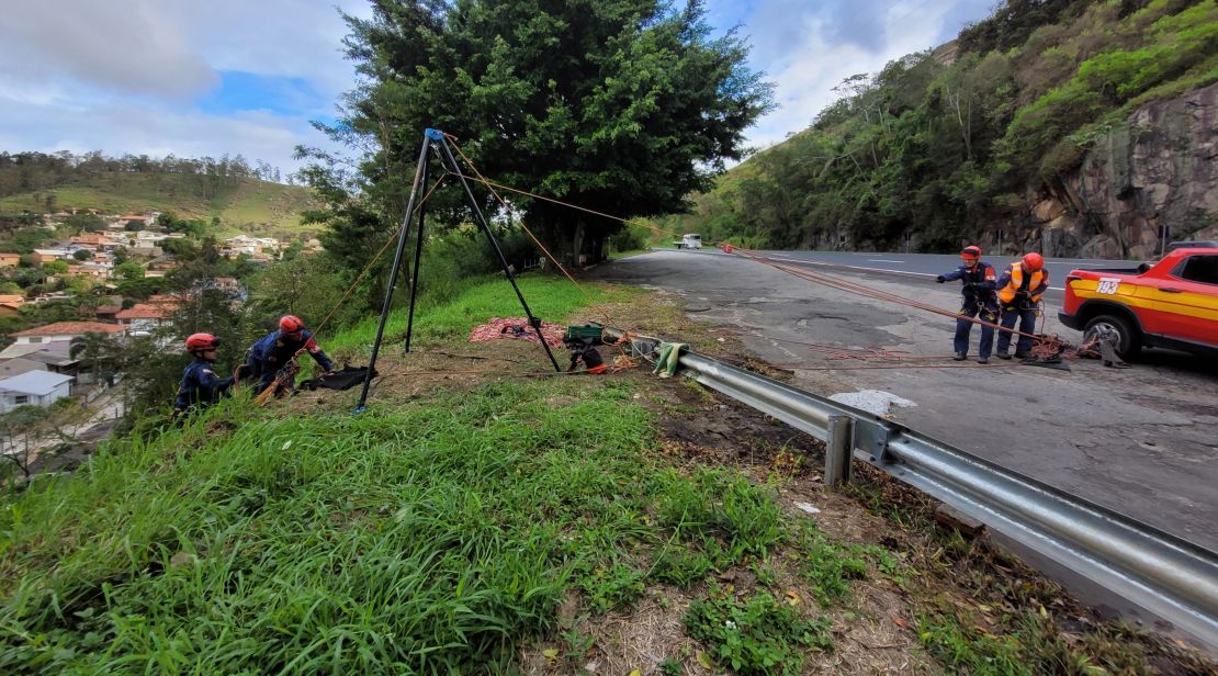 Treinamento simulado: Bombeiros Militares treinam resgate e salvamento em  altura em Tubarão